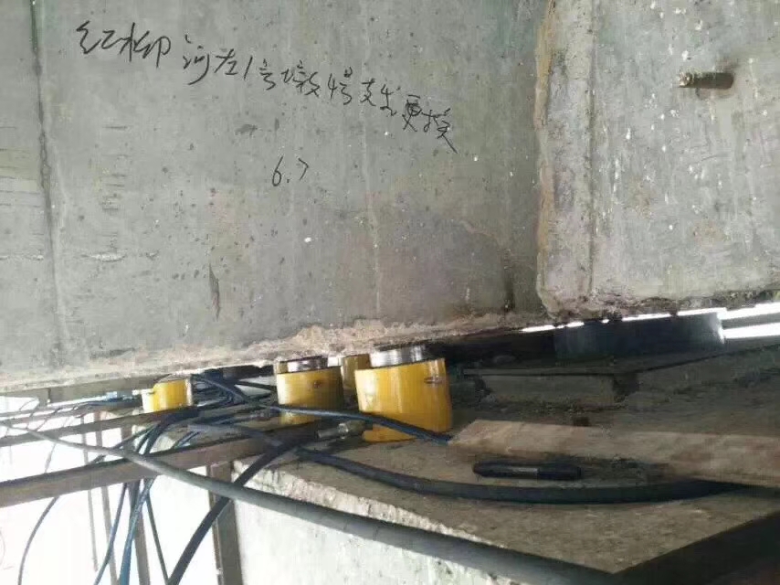 同步千斤頂使用現(xiàn)場(chǎng) 同步千斤頂使用現(xiàn)場(chǎng)